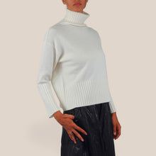 Carica l'immagine nel visualizzatore di Gallery, Tensione in maglia collo alto 100% lana Art WL938