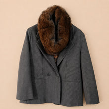 Carica l'immagine nel visualizzatore di Gallery, Tensione in Blazer gessato con collone in eco-pelliccia removibile Art FW260029
