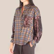 Carica l'immagine nel visualizzatore di Gallery, Vicolo camicia over quadri maniche e taschino paillettes 68% lyocell 15% lino Art TAC0584
