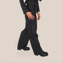 Carica l'immagine nel visualizzatore di Gallery, Vicolo pantalone palazzo pinces gessato 44% viscosa Art TAC1367 ( Blazer Art TAC1366 )
