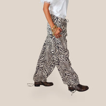 Carica l'immagine nel visualizzatore di Gallery, Haveone pantalone zebrato balloon coulisse fondo Art PMA-R264
