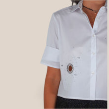 Carica l'immagine nel visualizzatore di Gallery, Vicolo camicia applicazioni strass attorno a foro 55% cotone Art RAC0028
