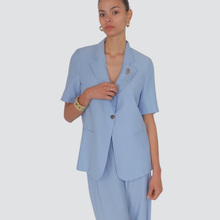 Carica l&#39;immagine nel visualizzatore di Gallery, Tensione in blazer manica corta goffrato con spilla 84% viscosa Art 25B7625
