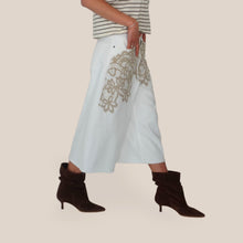 Carica l'immagine nel visualizzatore di Gallery, Philia Loft jeans bermuda fondo sfrangiato con stampa pizzo 100% cotone Art V02A1008
