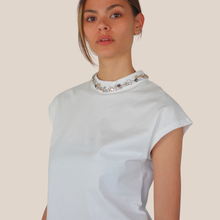 Carica l'immagine nel visualizzatore di Gallery, Philia Loft t-shirt over colletto applicazione strass 100% cotone Art V02V0308

