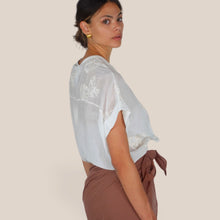 Carica l'immagine nel visualizzatore di Gallery, Tensione in camicia mussola con ricamo 86% cotone 14% seta Art S26CL69
