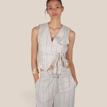 Carica l'immagine nel visualizzatore di Gallery, Maryley gilet gessato con allacciatura laterale e spilla strass 70% cotone 30% lino Art 26EB926 ( pantalone Art 26EB927 )
