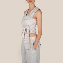 Carica l'immagine nel visualizzatore di Gallery, Maryley gilet gessato con allacciatura laterale e spilla strass 70% cotone 30% lino Art 26EB926 ( pantalone Art 26EB927 )
