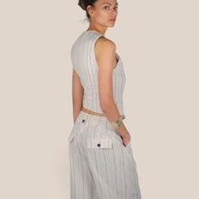 Carica l'immagine nel visualizzatore di Gallery, Maryley gilet gessato con allacciatura laterale e spilla strass 70% cotone 30% lino Art 26EB926 ( pantalone Art 26EB927 )
