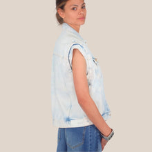 Carica l'immagine nel visualizzatore di Gallery, Vicolo giacca over denim smanicata 100% cotone Art DE5032
