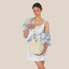 Carica l'immagine nel visualizzatore di Gallery, Susy Mix shopper effetto crochet Art HK68
