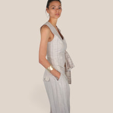 Carica l'immagine nel visualizzatore di Gallery, Maryley gilet gessato con allacciatura laterale e spilla strass 70% cotone 30% lino Art 26EB926 ( pantalone Art 26EB927 )

