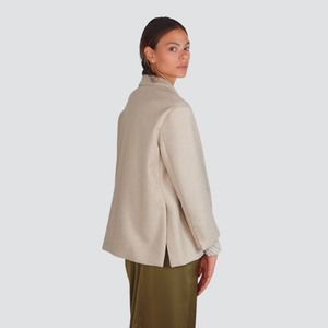 Tensione in giacca over foderata spacchi laterali e spilla 60% lana Art W25J004