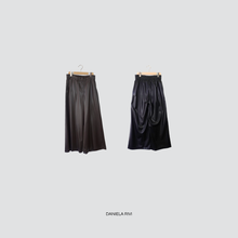 Carica l&#39;immagine nel visualizzatore di Gallery, Haveone pantalone palazzo eco-pelle elastico vita e tasche Art PVS-P085
