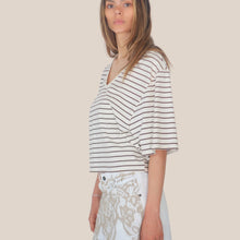 Carica l'immagine nel visualizzatore di Gallery, Philia Loft t-shirt over rigata scollo V 48% cotone Art V02F0791
