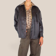 Carica l'immagine nel visualizzatore di Gallery, Vicolo giacca camicia over ecopelle con frange Art TAC1292

