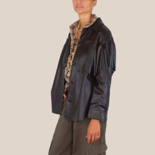 Carica l'immagine nel visualizzatore di Gallery, Vicolo giacca camicia over ecopelle con frange Art TAC1292
