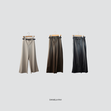 Carica l'immagine nel visualizzatore di Gallery, Tensione in pantalone eco-pelle elastico retro con cintura Art 26P1054
