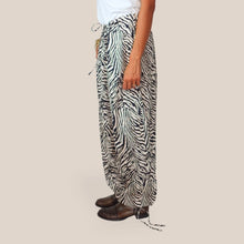 Carica l'immagine nel visualizzatore di Gallery, Haveone pantalone zebrato balloon coulisse fondo Art PMA-R264
