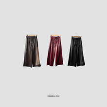 Carica l'immagine nel visualizzatore di Gallery, Tensione in pantalone palazzo eco-pelle elastico vita e coulisse Art 26P1429
