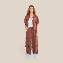 Carica l'immagine nel visualizzatore di Gallery, Tensione in pantalone cargo con cintura 90% viscosa Art LH260 ( camicia Art LH903 )
