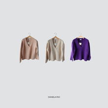 Carica l'immagine nel visualizzatore di Gallery, Vicolo maglia over scollo V Art 33063F
