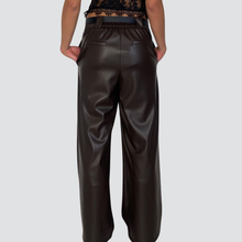 Carica l'immagine nel visualizzatore di Gallery, Tensione in pantalone eco-pelle elastico retro con cintura Art 26P1054
