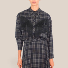 Carica l'immagine nel visualizzatore di Gallery, Tensione in camicia over flanella scozzese con frange 100% cotone Art 27C6416
