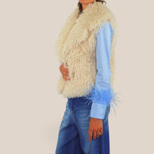 Carica l'immagine nel visualizzatore di Gallery, Tensione in gilet mongolia Art W26J495
