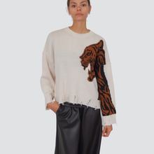 Carica l&#39;immagine nel visualizzatore di Gallery, Haveone maglia over girocollo ricamo tigre con rotture Art MFP-P152
