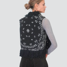 Carica l'immagine nel visualizzatore di Gallery, Tensione in gilet stampa bandana con strass e frange Art 37569
