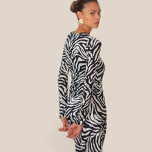 Carica l'immagine nel visualizzatore di Gallery, Tensione in blusa zebrato 92% viscosa Art 40644
