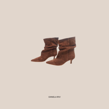 Carica l'immagine nel visualizzatore di Gallery, Divine Follie stivaletto arricciato camoscio bruciato tacco 6 cm Art 26TR
