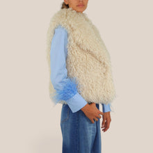 Carica l'immagine nel visualizzatore di Gallery, Tensione in gilet mongolia Art W26J495
