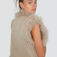 Carica l&#39;immagine nel visualizzatore di Gallery, Haveone gilet foderato eco-pelliccia con patch Art LMA-P042
