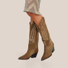 Carica l'immagine nel visualizzatore di Gallery, Divine follie texano taupe con ricamo tacco 6 cm Art SAL607
