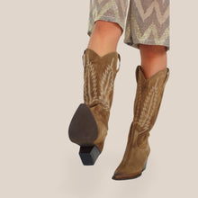 Carica l'immagine nel visualizzatore di Gallery, Divine follie texano taupe con ricamo tacco 6 cm Art SAL607
