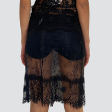 Carica l'immagine nel visualizzatore di Gallery, Tensione mini gonna pizzo con short Art 37819
