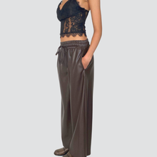 Carica l'immagine nel visualizzatore di Gallery, Tensione in pantalone palazzo eco-pelle elastico vita e coulisse Art 26P1429

