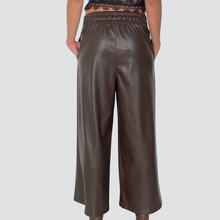 Carica l'immagine nel visualizzatore di Gallery, Tensione in pantalone palazzo eco-pelle elastico vita e coulisse Art 26P1429
