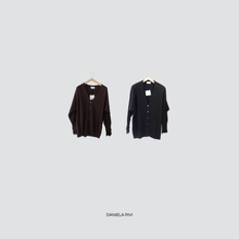 Carica l&#39;immagine nel visualizzatore di Gallery, Vicolo cardigan over polsino pizzo 49% viscosa 25% lana 5% cashmere Art 77272F
