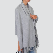 Carica l&#39;immagine nel visualizzatore di Gallery, Vicolo cardigan con frange 40% viscosa 25% lana 5% cashmere Art 22139F
