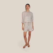 Carica l'immagine nel visualizzatore di Gallery, Tensione in completo camicia over più bermuda elastico vita 60% viscosa 40% lino Art 26C5369
