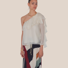 Carica l'immagine nel visualizzatore di Gallery, Dixie blusa monospalla burro con balze 70% viscosa 30% seta Art C207A021A
