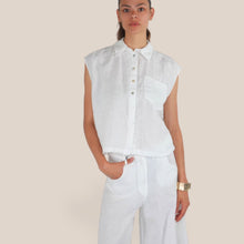 Carica l'immagine nel visualizzatore di Gallery, Tensione in camicia over smanicata con taschino fondo sfrangiato 100% lino Art S26CF61 ( pantalone Art S26PE64 )
