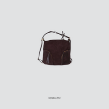 Carica l&#39;immagine nel visualizzatore di Gallery, Susy Mix borsa zaino moro camoscio vera pelle con tracolla Art LAURASU
