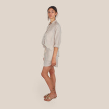 Carica l'immagine nel visualizzatore di Gallery, Tensione in completo camicia over più bermuda elastico vita 60% viscosa 40% lino Art 26C5369
