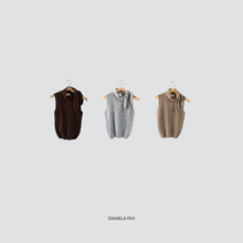 Carica l&#39;immagine nel visualizzatore di Gallery, Vicolo gilet con fiocco 34% alpaca 34 % merinos extrafino Art 55171F

