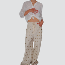 Carica l&#39;immagine nel visualizzatore di Gallery, Vicolo pantalone gamba ampia con coulisse e applicazione perline 70% cotone 30% lino Art DD5423
