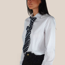 Carica l'immagine nel visualizzatore di Gallery, Vicolo camicia over con cravatta e spilla perla strass 100% cotone Art RAC0043
